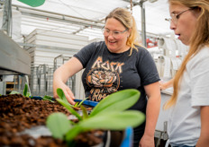 De machines in het bedrijf trokken zeker de aandacht, maar kenmerkend voor Artisan is ook het ambacht achter de orchideeën teelt. 